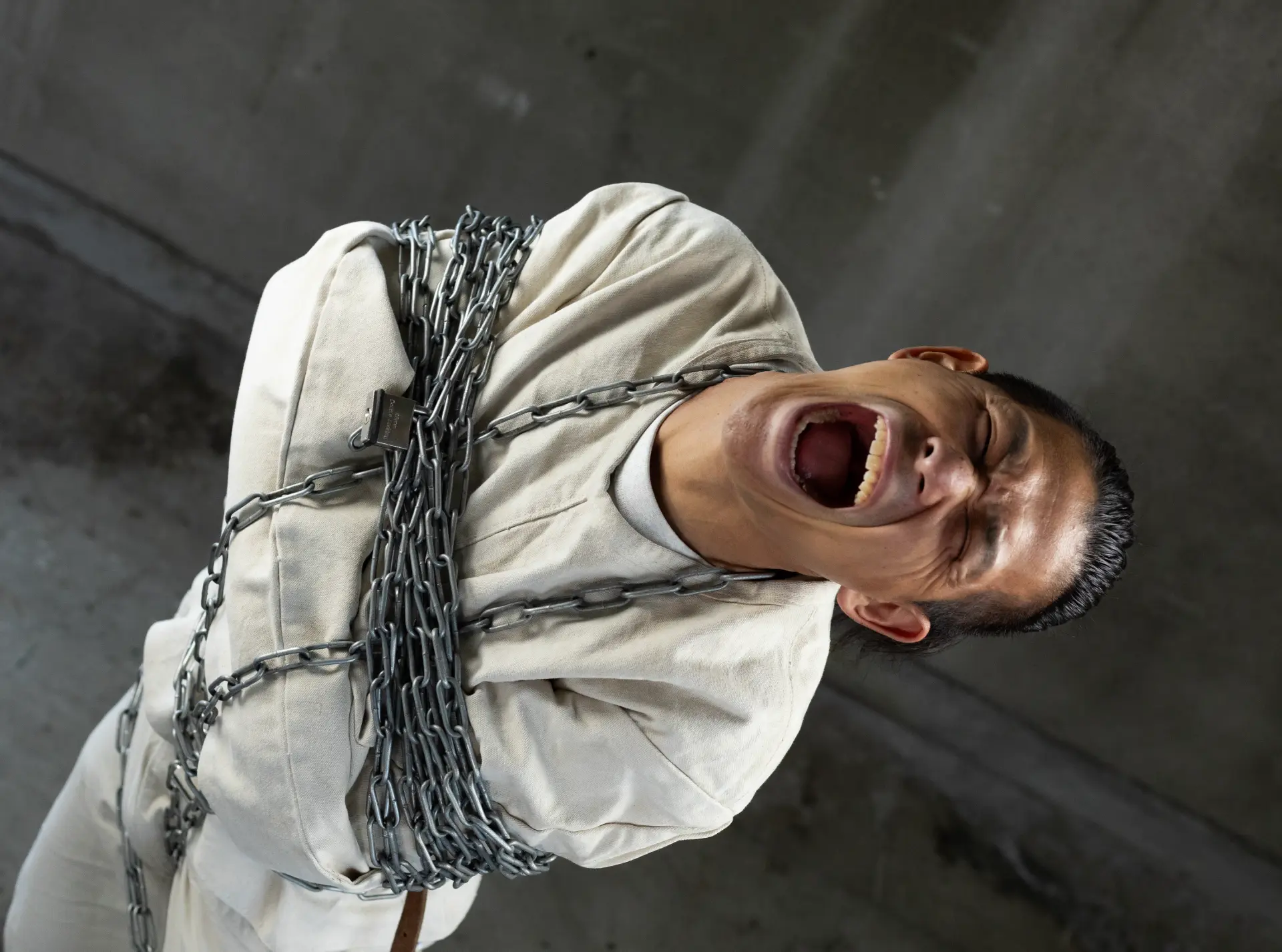 脱出パフォーマンス姿の、ちんねん（CHINNEN）