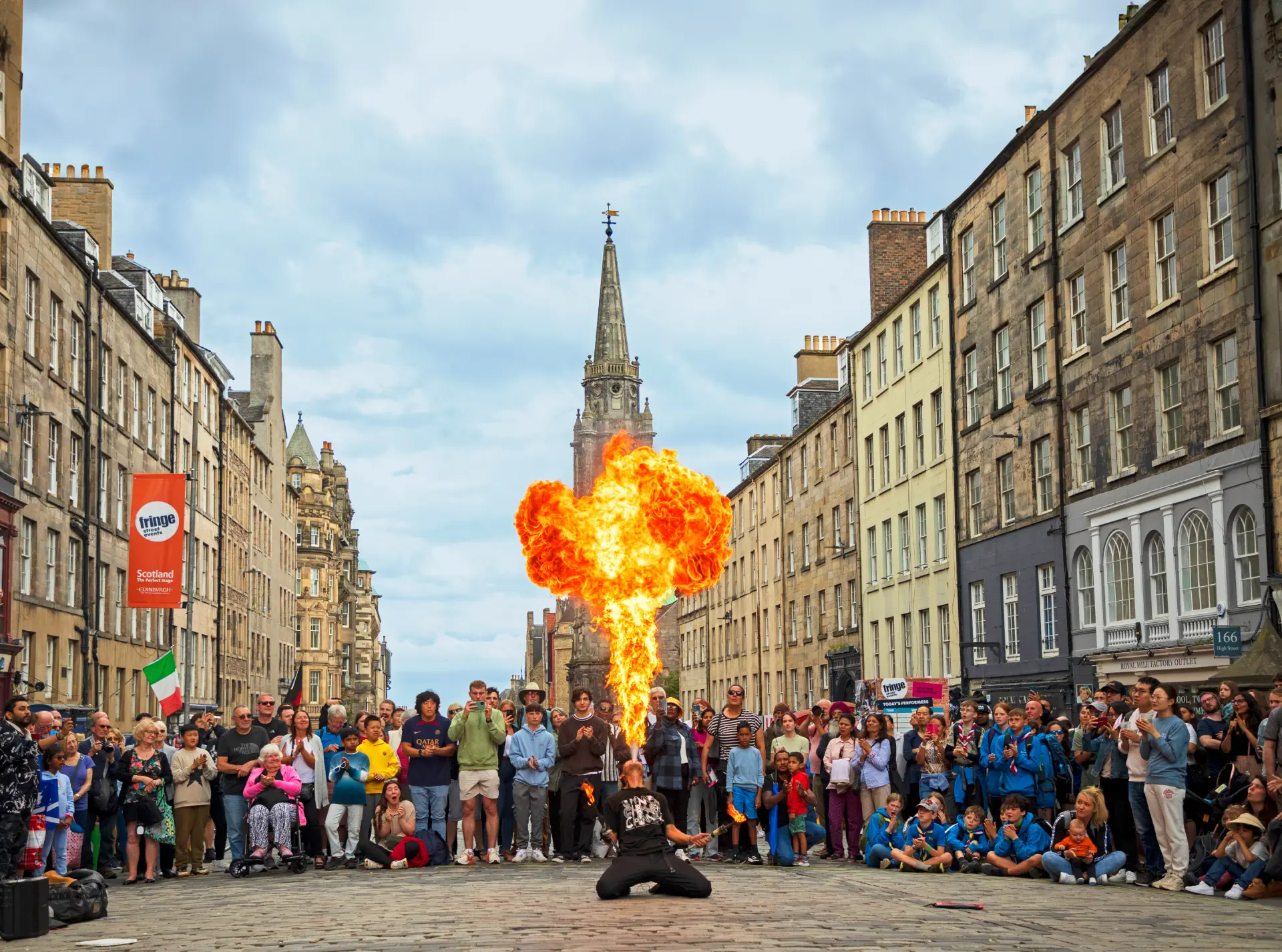 ファイアーパフォーマンス中の、ちんねん（CHINNEN）
