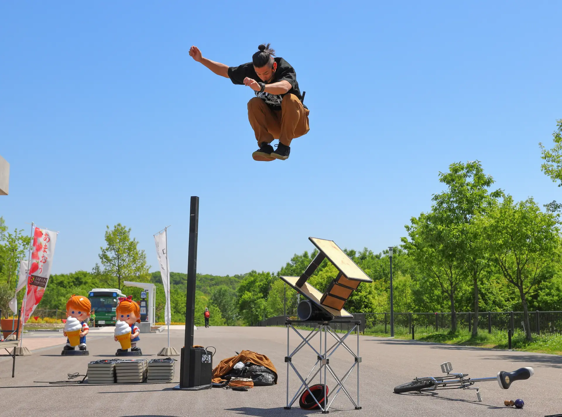 バランス芸にてジャンプする、ちんねん（CHINNEN）