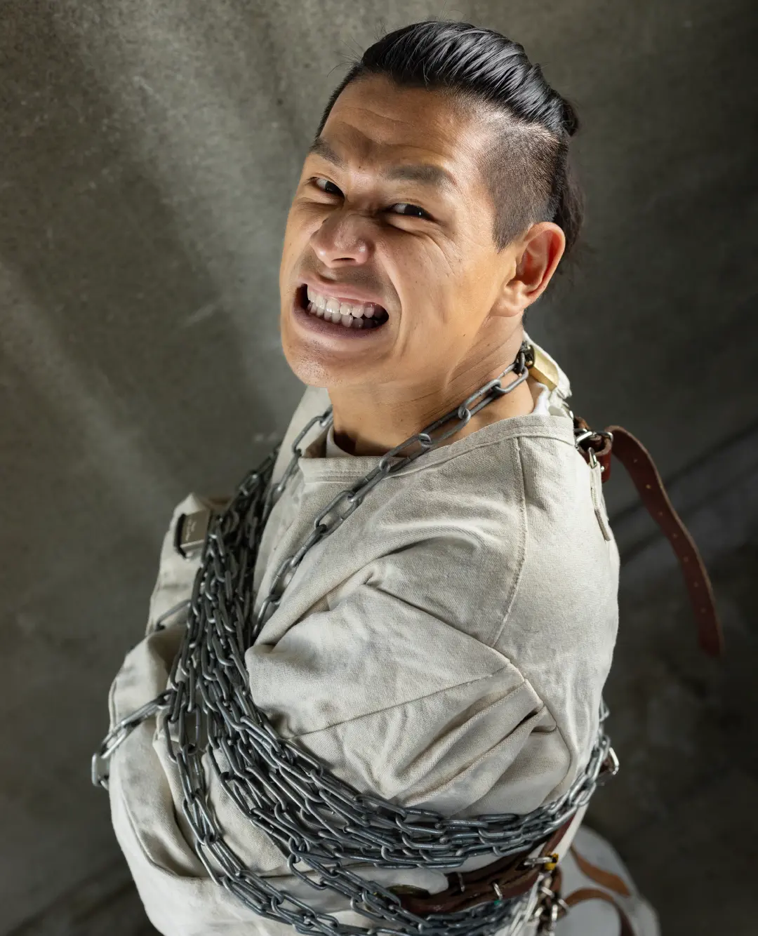 脱出パフォーマンス姿の、ちんねん（CHINNEN）