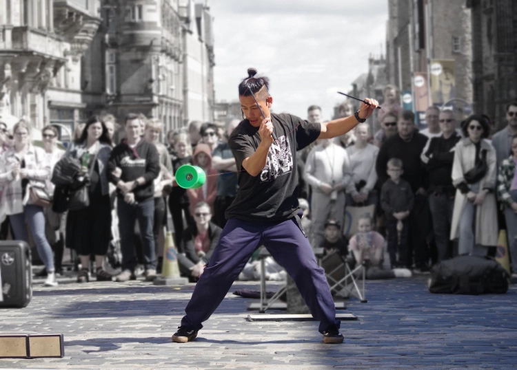 大道芸・ディアボロパフォーマンスをする、ちんねん（CHINNEN）