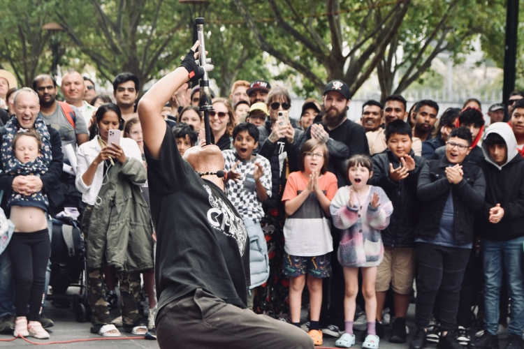 ファイアーイーティング演技をする、ちんねん（CHINNEN）