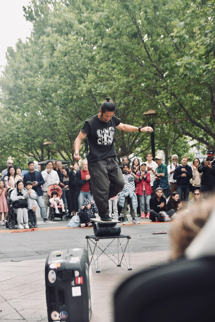軽技でバランスをとる、ちんねん（CHINNEN）の大道芸演技