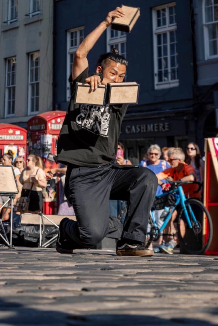 シガーボックス演技を披露する、ちんねん（CHINNEN）