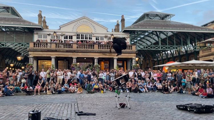 大きくジャンプする、ちんねん（CHINNEN）の軽技パフォーマンス