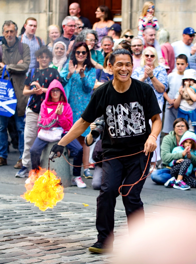 ファイアーロープダート演技をする、ちんねん（CHINNEN）