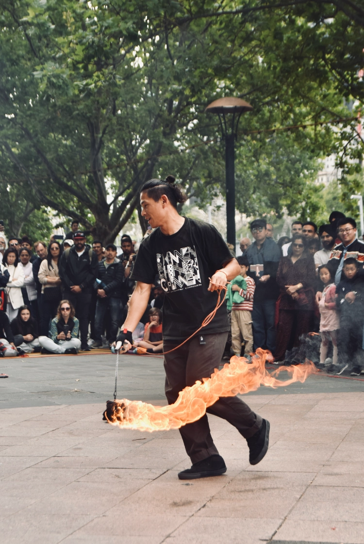 炎をまとったダートを投げる、ちんねん（CHINNEN）のロープダート