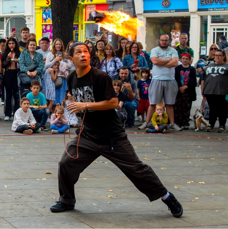 ロープダートを回す、ちんねん（CHINNEN）のファイアー演技