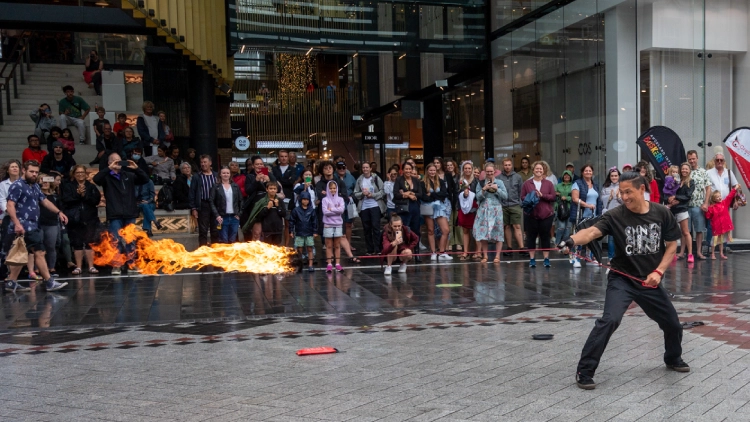 炎を遠くに投げる、ちんねん（CHINNEN）のロープダート演技