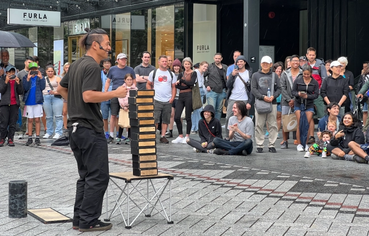 炎を吹き上げるファイアーブレスを披露する、ちんねん（CHINNEN）