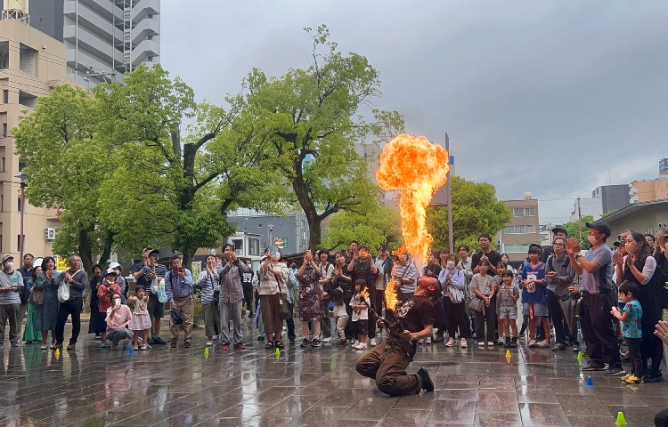 炎を吹き上げるファイアーブレスを披露する、ちんねん（CHINNEN）