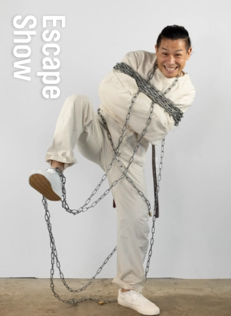 ちんねん（CHINNEN）による拘束衣とチェーンを使ったコメディタッチの脱出パフォーマンス