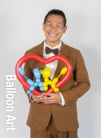 細長い風船で動物やキャラクターを作るちんねん（CHINNEN）のバルーンアート